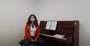 Profesora del campamento EMA